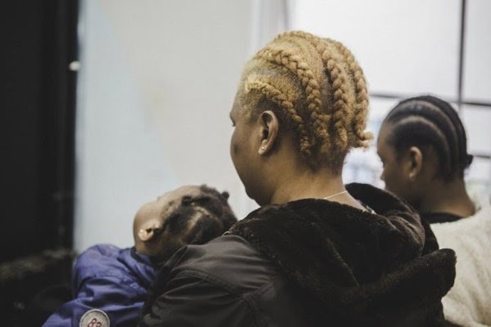 Una madre con sus dos hijas de República Democrática del Congo, en Grecia.