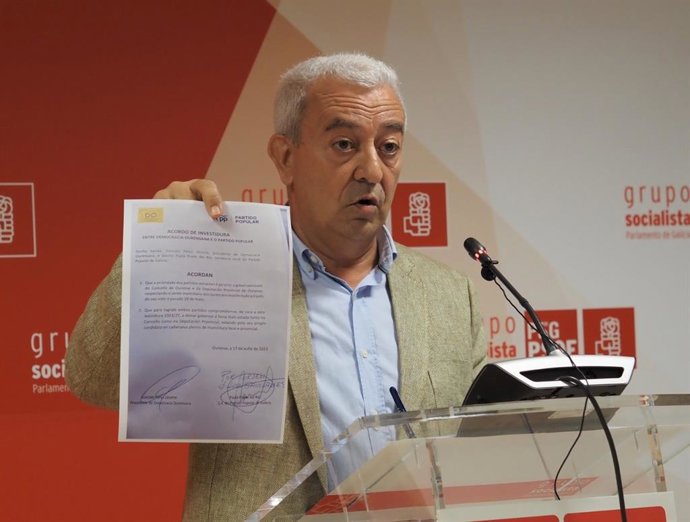 El portavoz parlamentario del PSdeG, Luis Álvarez, con el documento del acuerdo firmado entre Jácome y el PP