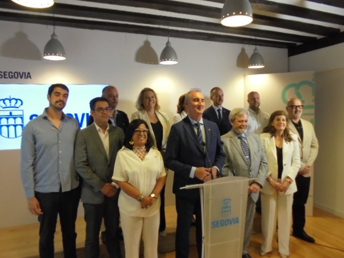 El alcalde (C) rodeado de los miembros de su equipo de Gobierno.