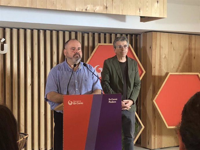 El portavoz de los comuns, Joan Mena, y el portavoz de BComú, Jordi Martí, en una rueda de prensa en la sede del partido