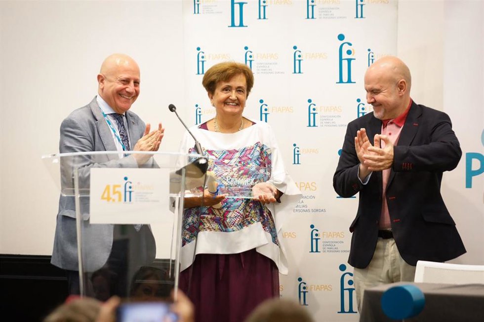 Entrega del premio 'Cermi 2022' a María Ángeles Figueredo