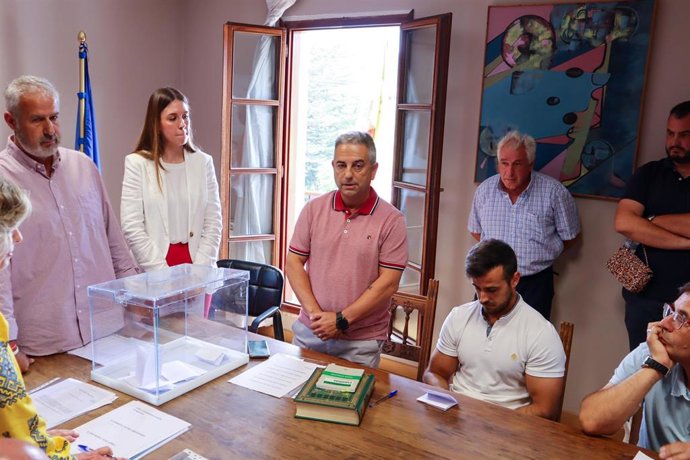 Enrique Lastra, en el centro de la foto, elegido alcalde de Hazas de Cesto