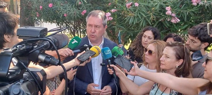 El secretario general del PSOE-A, Juan Espadas, atiende a los medios en Huelva.