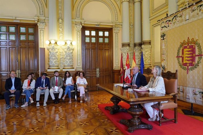 Rueda de prensa de Jesús Julio Carnero e Irene Carvajal en el Ayuntamiento de Valladolid.