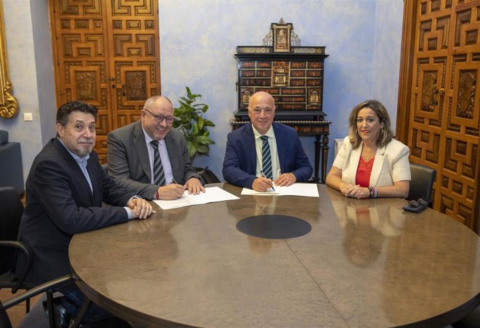 El presidente en funciones de la Diputación de Córdoba, Antonio Ruiz (segundo por la dcha.), en la firma con la Universidad de Córdoba.