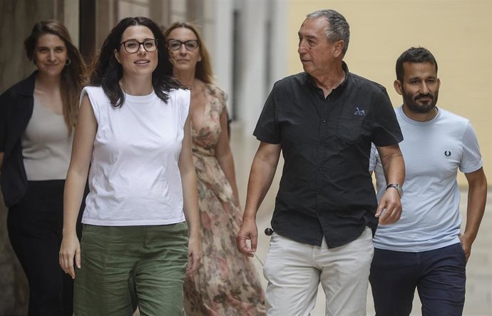 Primera reunión de Compromís de la legislatura. En primer plano, Joan Baldoví y Aitana Mas. Detrás, Paula Espinosa, Maria Josep Amigó y Vicent Marz.