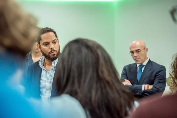 (I-D) El secretario general de Vox, Ignacio Garriga, junto al eurodiputado de Vox Jorge Buxadé a su llegada a una rueda de prensa