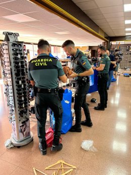 Agents de la Gurdia Civil durant la intervenció