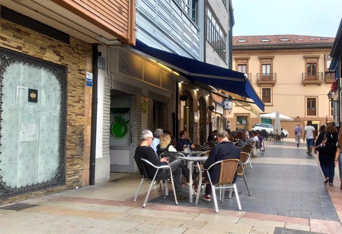 Archivo - Personas en las terrazas de Oviedo.