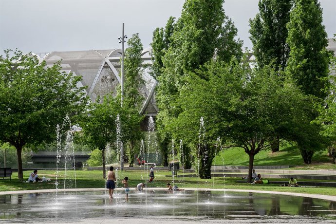 Archivo - Un niño en los chorros de la playa de Madrid Río, a 28 de abril de 2023, en Madrid (España). La playa de Madrid Río ha abierto hoy para refrescar a los ciudadanos ante la ola de calor que sufre la mayor parte de España. Además, el Ayuntamiento