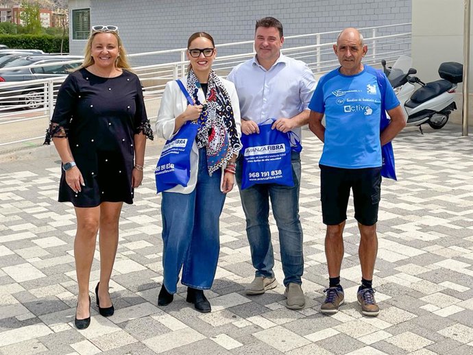 Ana Martín, (1 por la izq.), Dir. de Avanza con AD Eliocroca.