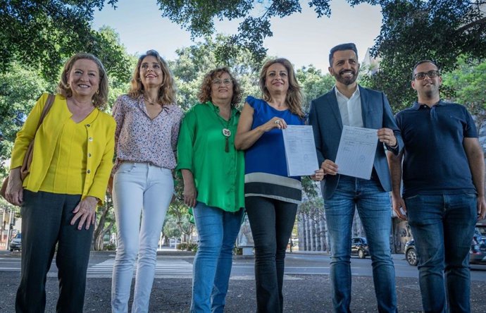 Cristina Valido y Jonathan Domínguez (en el centro), candidatos de CC al Congreso y el Senado