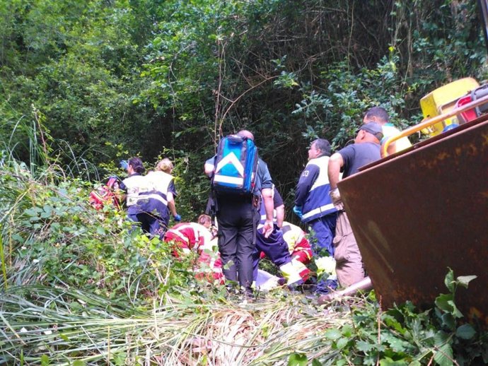 Atención al herido al volcal la excavadora que conducía