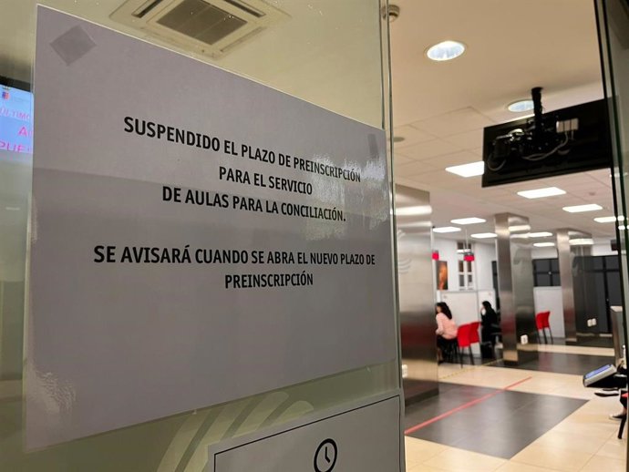 Cartel con la suspensión de las aulas de conciliación