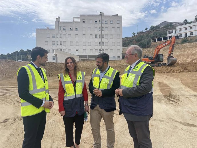 La consejera de Fomento supervisa las obras de construcción de la estación de autobuses de Loja (Granada)