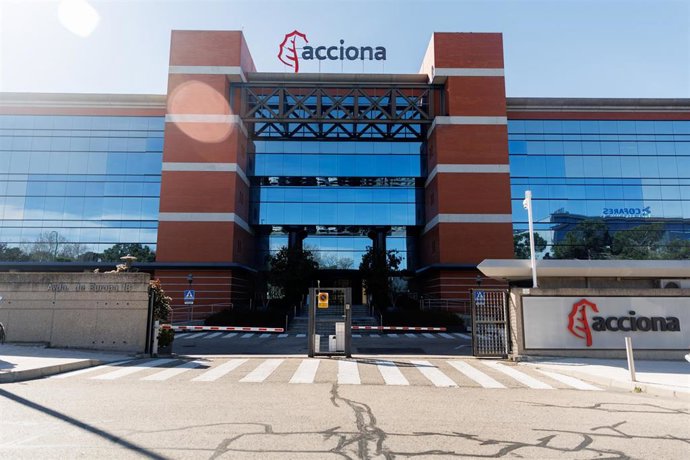 Archivo - Fachada de la sede de Acciona