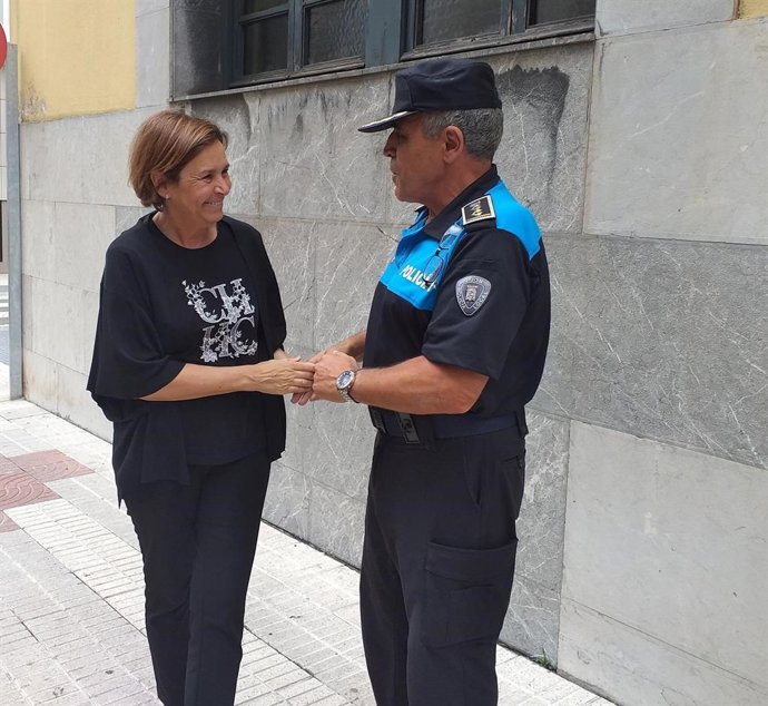 La presidenta de Foro Asturias y alcaldesa de Gijón, Carmen Moriyón, con el jefe de la Policía Local, Alejandro Gallo
