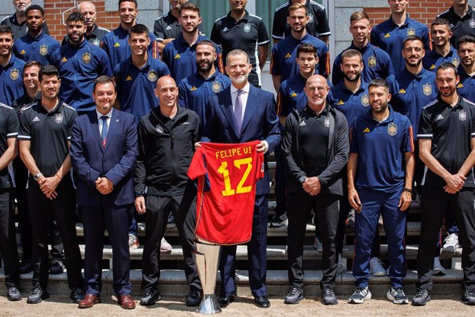 Foto de familia del Rey Felipe VI (c) con la selección española, tras proclamarse campeones de la Liga de Naciones, en el Palacio de la Zarzuela