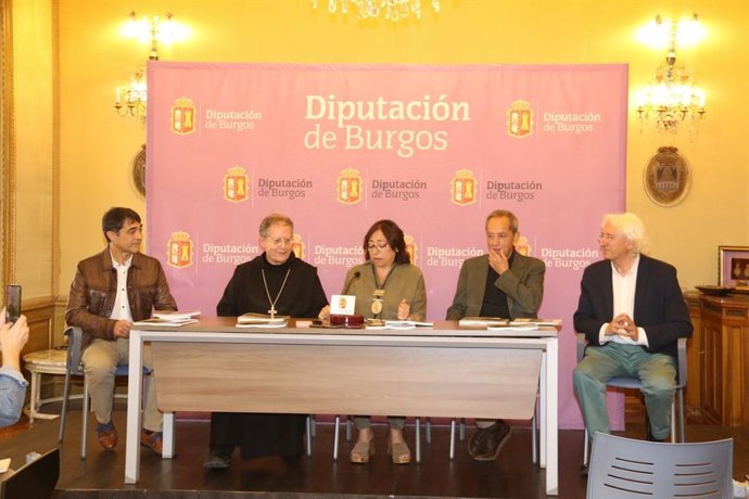 Presentación del libro 'Entre la razón y la fe' con la diputada de Cultura, Raquel Contreras, los autores Miguel Ángel Moreno, Germán Delibes y Javier Basconcillos y el abad del Monasterio de Silos, Lorenzo Maté.