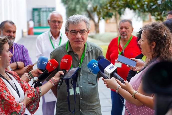 Archivo - El catedrático Leandro del Moral, este lunes en declaraciones a los medios antes de reunirse con Por Andalucía y Adelante Andalucía sobre la Proposición de Ley de Regadíos de Doñana.