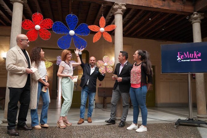 La diputada de Prodestur, Magdalena Rodríguez, con el alcalde del Espinar, Javier Figueredo, y organizadores de Femuka.
