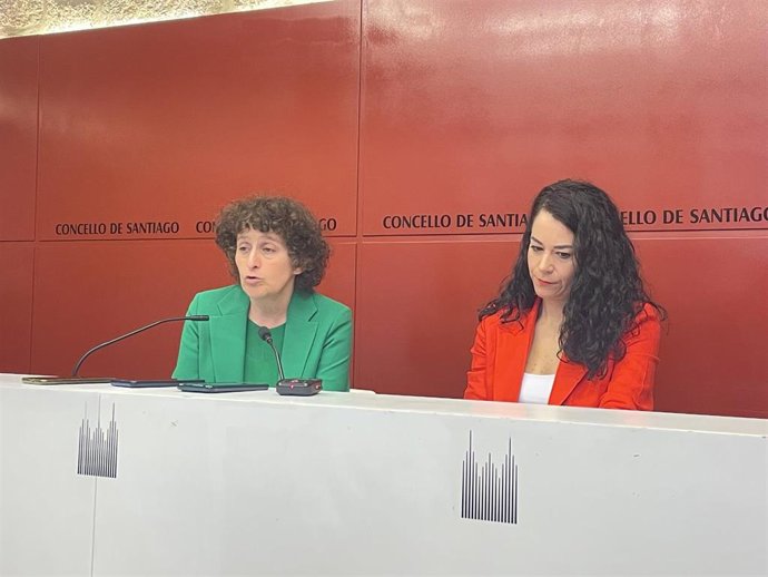 La alcaldesa de Santiago, Goretti Sanmartín, y la tenienta de alcaldesa, María Rozas, en rueda de prensa.
