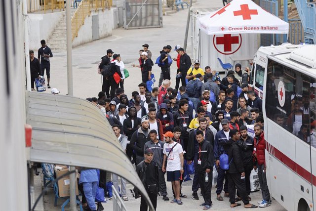 June 14, 2023, LAMPEDUSA, ITALY: Migranti all'interno dell'hotspot di Lampedusa, gestito dalla Croce Rossa Italiana, Lampedusa (Agrigento), 14 giugno 2023. Sono 284 i migranti che, all'alba, risultavano essere ospiti dell'hotspot di Lampedusa dove ieri ci