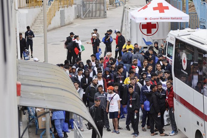 June 14, 2023, LAMPEDUSA, ITALY: Migranti all'interno dell'hotspot di Lampedusa, gestito dalla Croce Rossa Italiana, Lampedusa (Agrigento), 14 giugno 2023. Sono 284 i migranti che, all'alba, risultavano essere ospiti dell'hotspot di Lampedusa dove ieri 