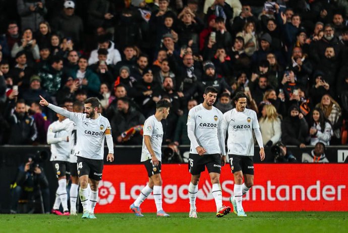 Archivo - El capitán del Valencia CF José Gay celebra un gol junto a sus compañeros en Mestalla. 