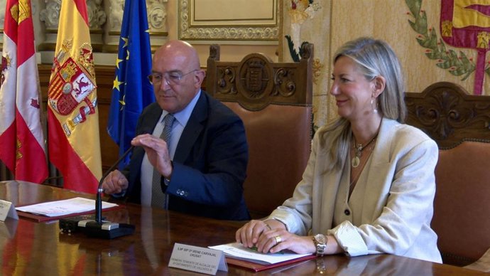 La nueva teniente de alcalde de Vox en Valladolid, Irene Carvajal, junto al alcalde Jesús Julio Carnero (PP).