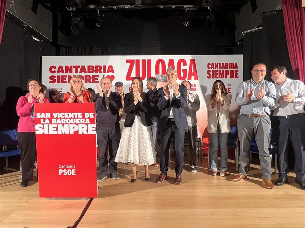 Archivo - Imagen de archivo. El líder del PSOE de Cantabria, Pablo Zuloaga, en la presentación de Charo Urquiza como candidata del PSOE  a la Alcaldía de San Vicente de la Barquera, la que ahora ha obtenido gracias al voto de cinco concejales del PP