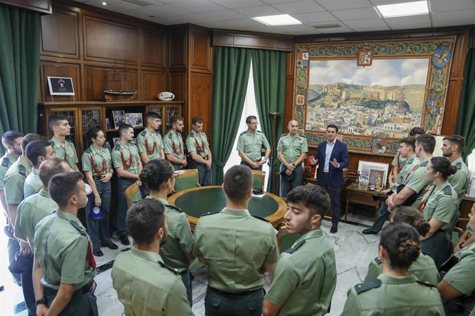 Javier Aureliano García recibe a los Alféreces Cadetes de la Academia de Oficiales de la Guardia Civil desplazados a la provincia