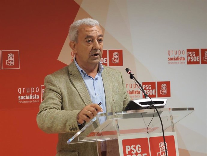 El portavoz parlamentario del PSdeG, Luis Álvarez, en rueda de prensa