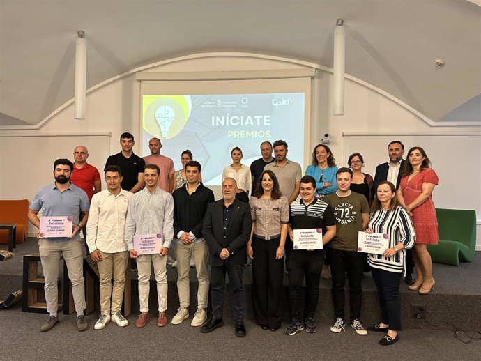 El consejero Cigudosa y María Sanz, con el jurado, premiados y finalistas.