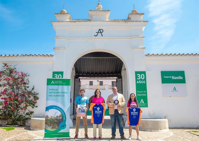 La delegada de Fomento, en el centro, en la presentación de la Carrera Nocturna del Alamillo.