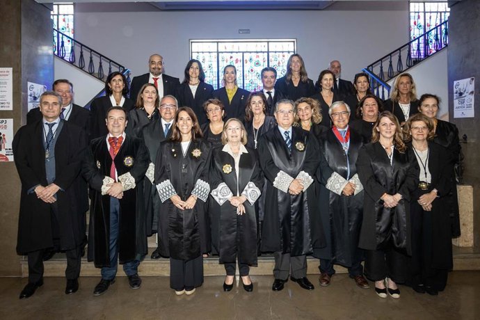 Foto de familia de los procuradores homenajeados.