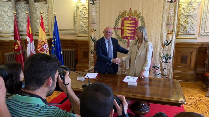 El alcalde de Valladolid, Jesús Julio Carnero (PP), y la primera teniente de alcalde Irene Carvahal (Vox), en su primera rueda de prensa conjunta.