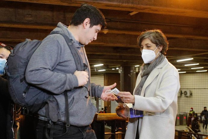 La ministra de Salud de Chile, Ximena Aguilera, entrega mascarillas en el Metro