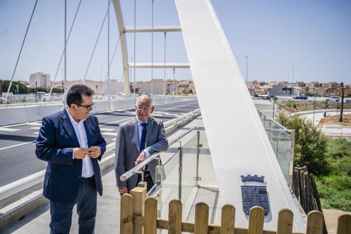 Gabriel Amat en el puente de la Rambla del Cañuelo junto al diputado provincial Antonio Jesús Rodríguez