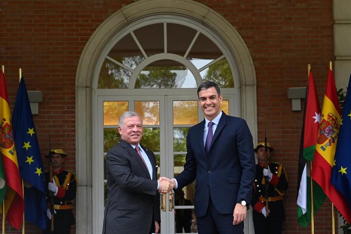 El presidente del Gobierno, Pedro Sánchez, junto al rey de Jordania, Abdalá II en La Moncloa.