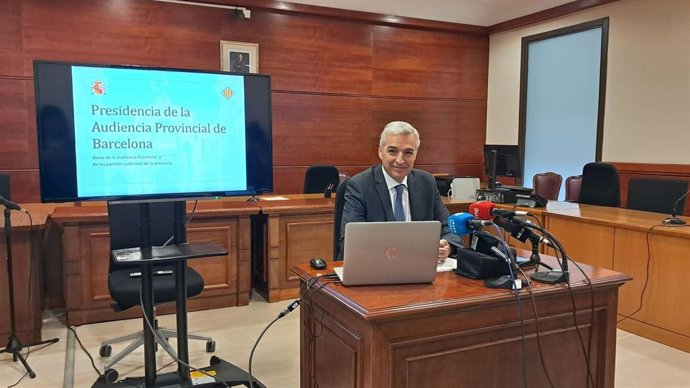 El presidente de la Audiencia de Barcelona, Antonio Recio, en rueda de prensa para presentar la memoria judicial de 2022.