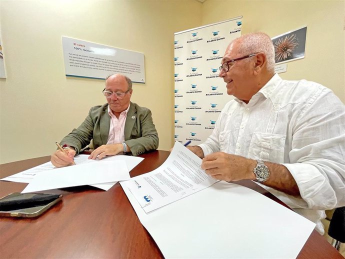 Firma de convenio entre la Fundación Atlantic Copper y la Asociación de Antiguos Alumnos de la Universidad de Huelva '3 de Marzo' Alumni Huelva.