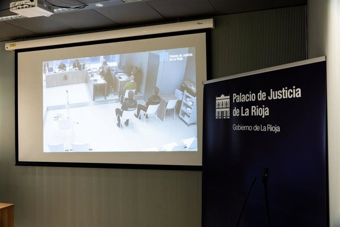 El procesado, O. P. R (c) visto desde una pantalla durante la primera jornada del juicio por el Caso Entrena