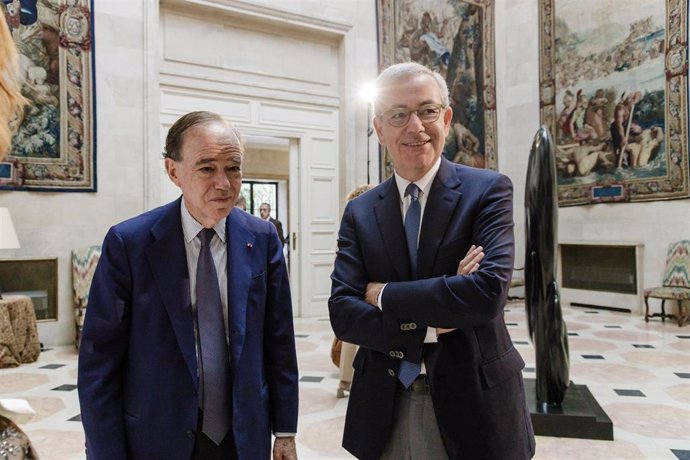 El presidente del Teatro Real, Gregorio Marañón (i) y el presidente del Opéra national de Paris, Jean Pierre Clamadieu (d), durante una rueda de prensa del Prix Diálogo 2023
