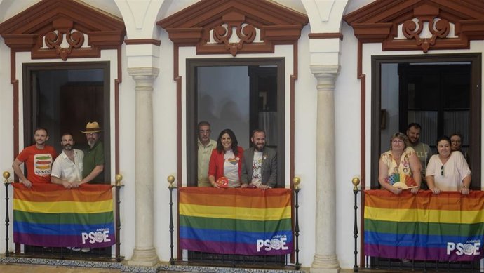 Despliegue de la bandera Lgtbi en la sede del PSOE-A en Sevilla.