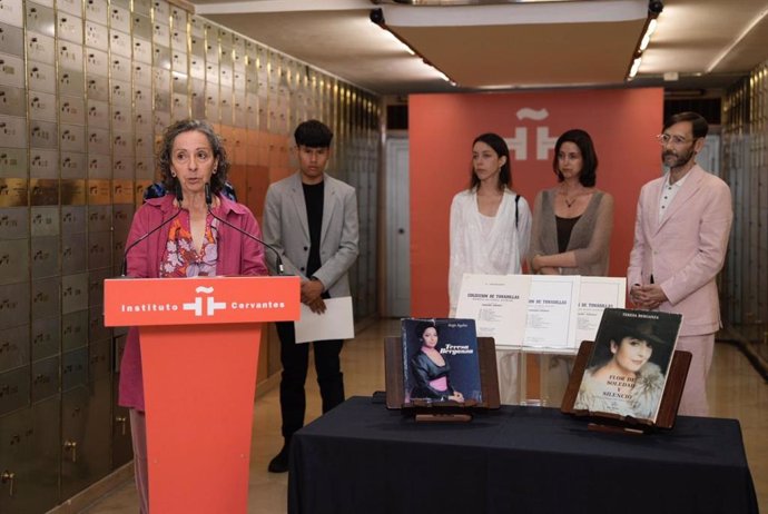 Cecilia Lavilla Berganza, hija de Teresa Berganza; también participaron el acto los nietos de la homenajeada, José, Sofía y Teresa; y Román Padín, conservador del guardarropa de conciertos de la cantante (a la derecha).