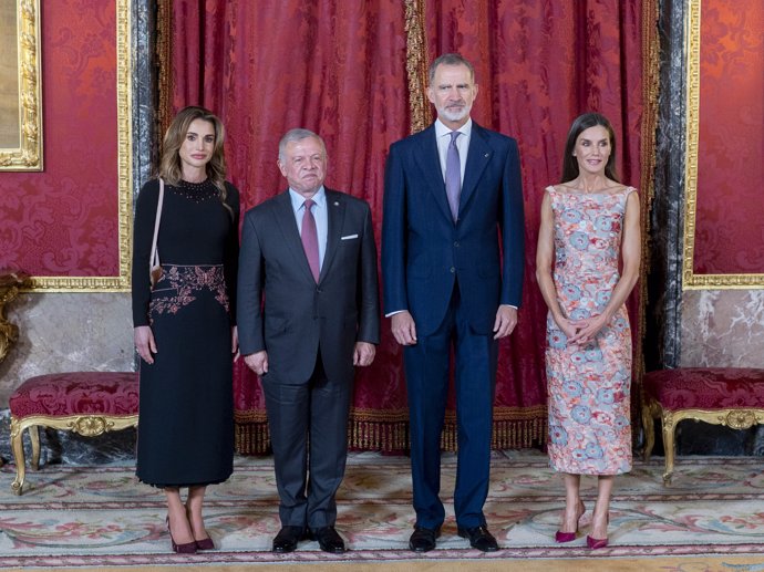 Los reyes de España, Felipe VI (2d) y Letizia (1d), reciben a los reyes de Jordania, Abdalá II bin Al Hussein (2i) y Rania (1i), antes de un almuerzo, en el Palacio Real