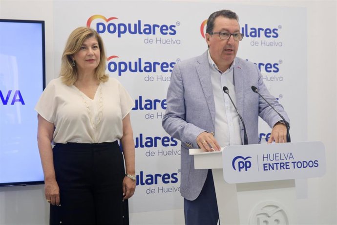 El presidente del PP de Huelva, Manuel Andrés González, acompañado por la secretaria general de los populares onubenses, Berta Centeno.