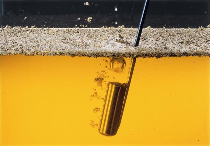 Venencia rompiendo el velo de flor en vinos de Jerez