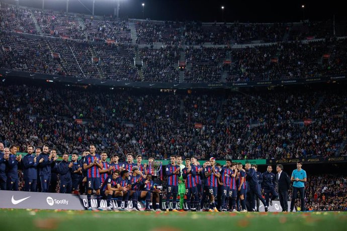 Jugadores del FC Barcelona celebran en título de LaLiga